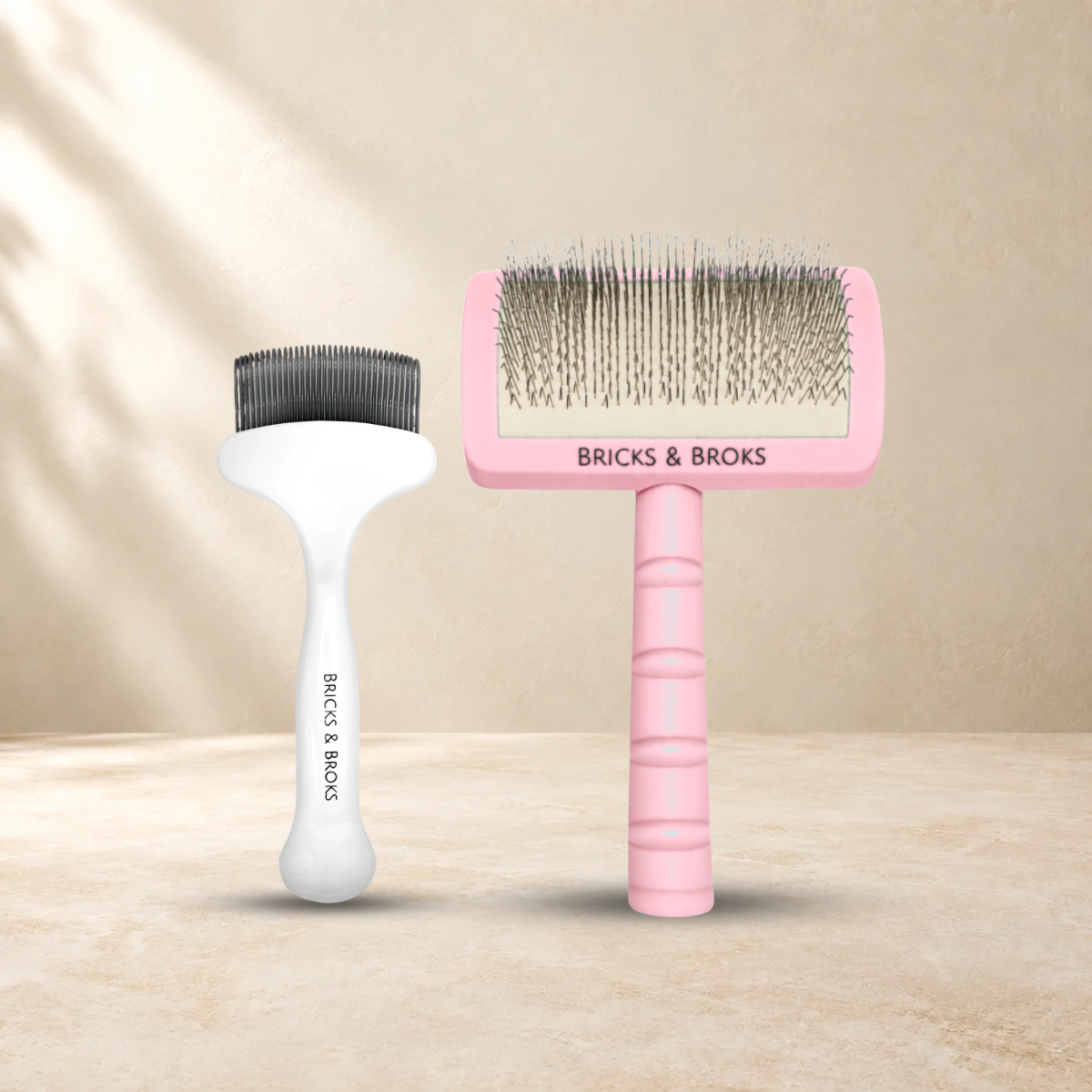 Coat Care Set: Loose Fur Essential en Essential Brush 18mm in roze naast elkaar